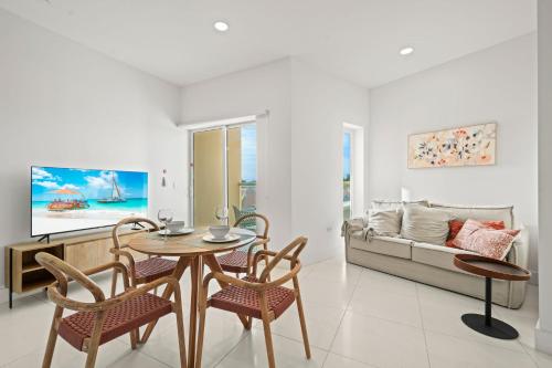 a living room with a table and chairs and a couch at Arubas Life 200 in Noord