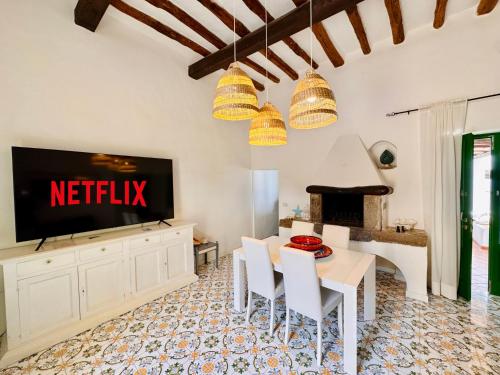 A television and/or entertainment centre at Villa Pomelia, Villa nel corso di Santa Marina Salina a 50 mt dal mare