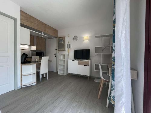 un petit appartement avec une cuisine et un salon dans l'établissement Appt Studio LA ROCHELLE - LR010-123, à La Rochelle
