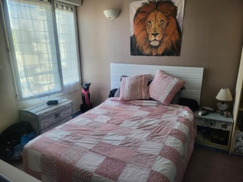 - une chambre avec un lit orné d'une peinture sur lion sur le mur dans l'établissement Port, à Narbonne-Plage