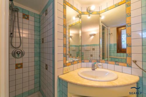 a bathroom with a sink and a mirror at Stintino #9a Casa Giardino - By Searly in Stintino
