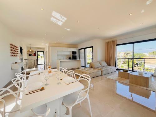 une salle à manger et un salon avec une table et des chaises dans l'établissement La Villa 239, à Fréjus