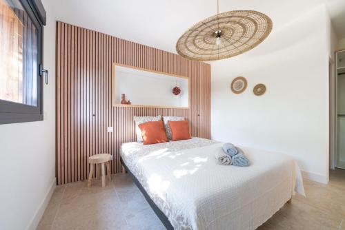 une chambre avec un lit dans une pièce dans l'établissement Maison du Canal au bord du canal à Cazaux, à La Teste-de-Buch