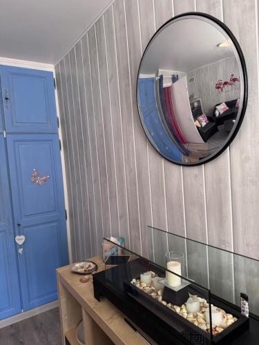 un miroir sur un mur à côté d'une table avec un miroir dans l'établissement Sauna & SPA privatif - Wellness Source Azur, à Saint-Martin-de-Brômes