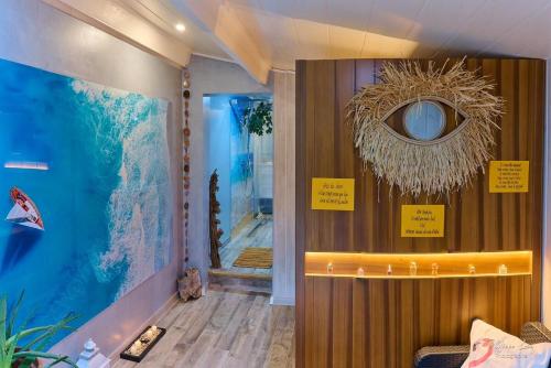 une chambre avec un grand aquarium sur le mur dans l'établissement Sauna & SPA privatif - Wellness Source Azur, à Saint-Martin-de-Brômes