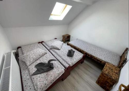 a bedroom with two beds in a room at Vilmos Vendégház in Vărşag