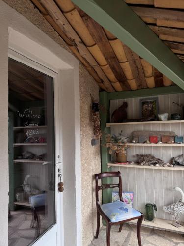 une chaise assise devant une porte dans l'établissement Sauna & SPA privatif - Wellness Source Azur, à Saint-Martin-de-Brômes