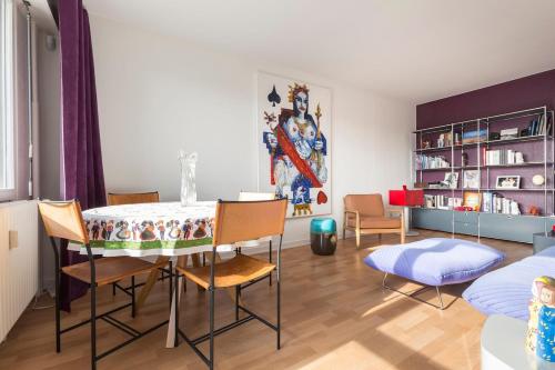 un salon avec une table et des chaises de salle à manger dans l'établissement Design et calme au bord de l'eau, à Mulhouse