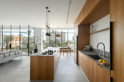 Eldhús eða eldhúskrókur á Picturesque 3BR Apt w Panoramic Views in Tel Aviv with Shelter by Sea N' Rent