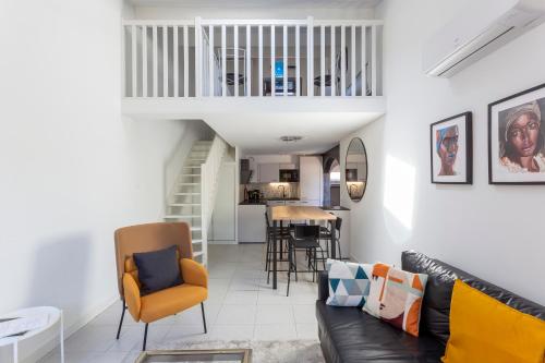 un salon avec un canapé et une salle à manger dans l'établissement Chez Laura - Superbe maison climatisée en bord de plage, à La Grande Motte