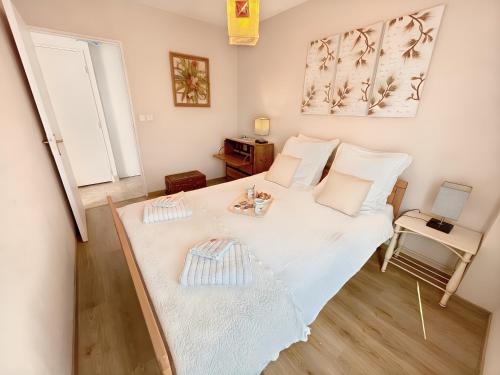 - une chambre avec un lit blanc et un plateau dans l'établissement Le Jardin de Blonville - À 10 min à pied de la plage - tennis & équitation à côté, à Blonville-sur-Mer