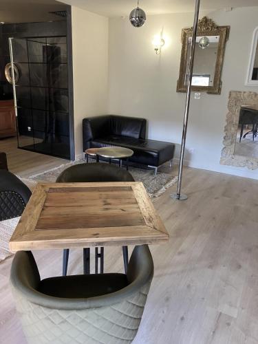 un salon avec une table et un canapé dans l'établissement L'Arôme, à Pluméliau