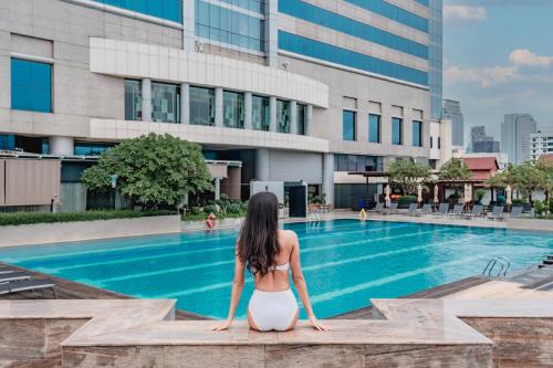 Bazén v ubytování Pathumwan Princess Hotel - SHA Extra Plus Certified nebo v jeho okolí