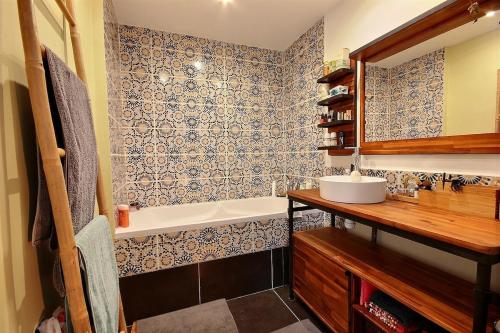 une salle de bain avec une baignoire et un lavabo dans l'établissement Cassis Centre, proximité port, plages et calanques, à Cassis