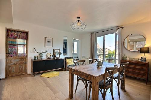 une salle à manger avec une table et des chaises en bois dans l'établissement Cassis Centre, proximité port, plages et calanques, à Cassis
