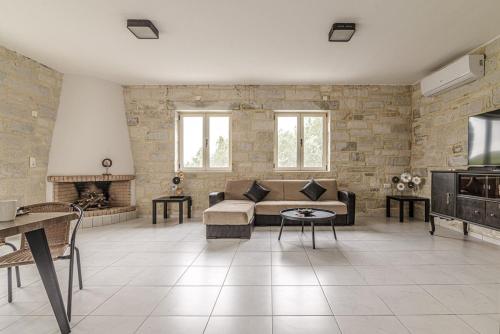 Χώρος καθιστικού στο Elysian Stone Villa with Pool & Mountain View