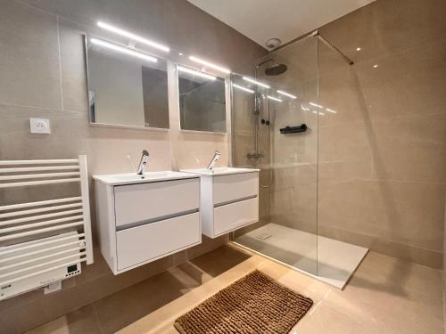 une salle de bain avec un lavabo et une douche dans l'établissement La Villa 239, à Fréjus
