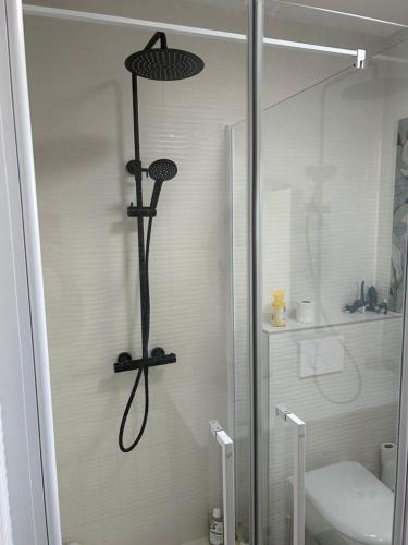 Ein Badezimmer in der Unterkunft Modern Villa High Standing Pyla sur Mer 3' from beach