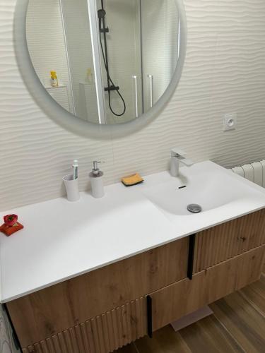 Ein Badezimmer in der Unterkunft Modern Villa High Standing Pyla sur Mer 3' from beach