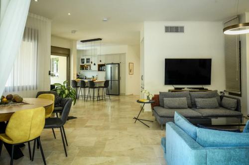 Χώρος καθιστικού στο Luxurious Family Three Story House by Sea N Rent