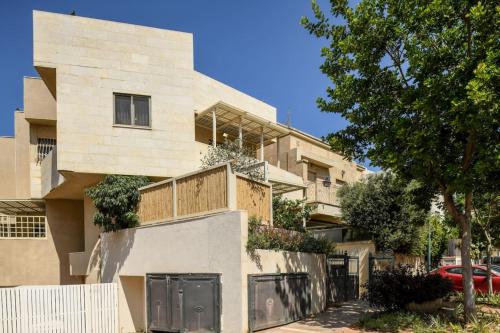 Το κτήριο όπου στεγάζεται  το διαμέρισμα