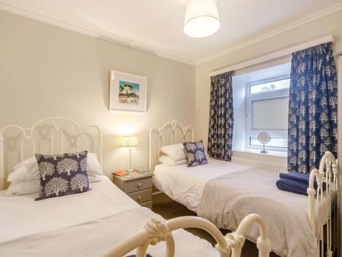 Giường trong phòng chung tại 2 Bed in Falmouth 89983