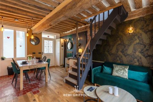 un salon avec un canapé vert et une table dans l'établissement Le Spa de Lou Hot Tub Sauna & Private Patio 2 Guests, à Honfleur