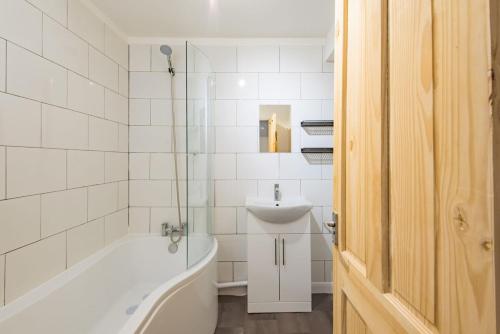 Et badeværelse på Oyster Cottage by Keepers Cottages