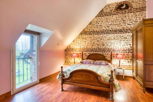 Ένα ή περισσότερα κρεβάτια σε δωμάτιο στο Maison charmante à Saint-Léonard