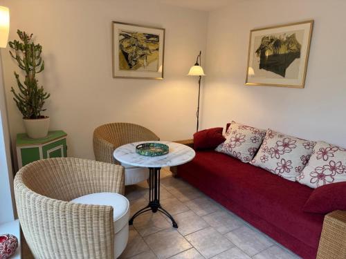 a living room with a red couch and chairs at Noa-Lee in Strehlow