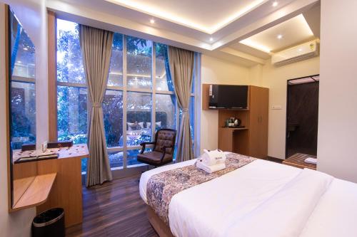 Μια τηλεόραση ή/και κέντρο ψυχαγωγίας στο Hotel Afotel Mumbai-Near International Airport