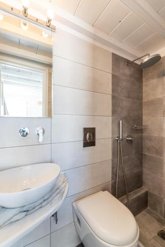 Un baño de Orpheas Rooms