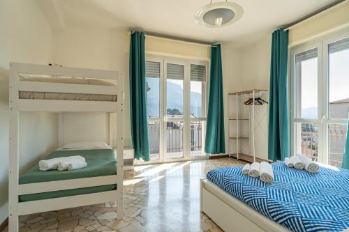 Una cama o camas en una habitación de Spacious Apartment with Panoramic Views in Lecco