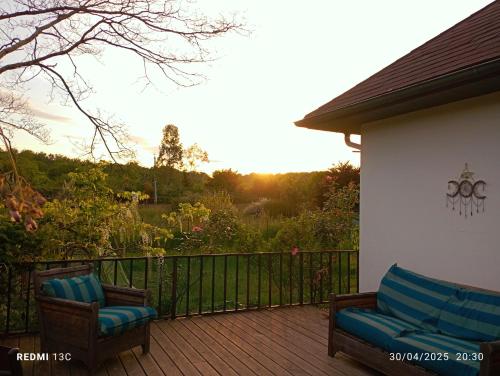 deux chaises sur une terrasse avec vue sur un jardin dans l'établissement Maison Béarnaise, à Préchacq-Josbaig