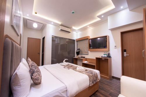 Ένα ή περισσότερα κρεβάτια σε δωμάτιο στο Hotel Afotel Mumbai-Near International Airport