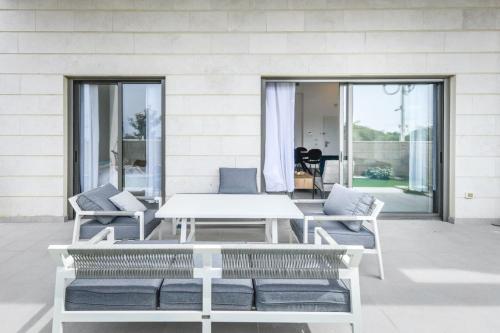 Stylish Coastal Oasis