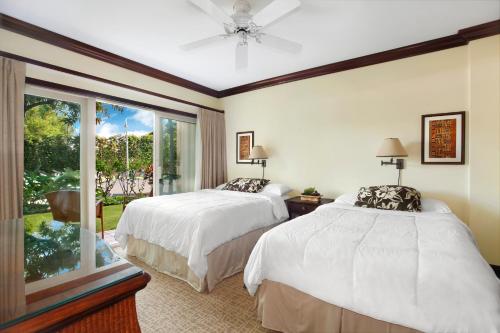 une chambre avec deux lits et une fenêtre dans l'établissement Waipouli Beach Resort Luxury Garden Ground Floor! AC Pool, à Kapaa