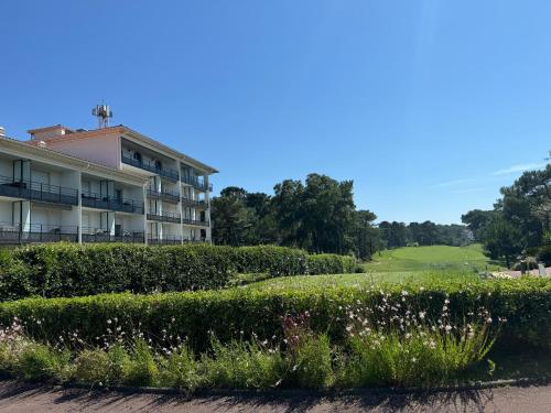 a view of the hotel from the garden at Grand studio sur le golf de Chiberta in Anglet