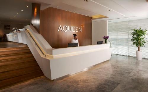 The lobby or reception area at Aqueen Hotel Kitchener (SG Clean, Staycation Approved)