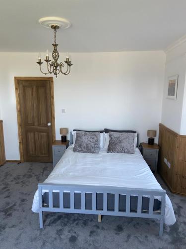 En eller flere senge i et værelse på Bossiney Lodge Apartment