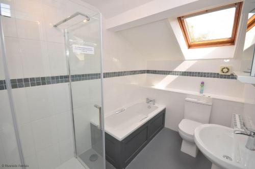 ホーニングにあるThe Boat House - Holiday Home in Horning on the Norfolk Broadsのシャワー、トイレ、洗面台を備えたバスルーム