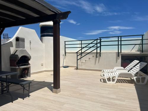 A balcony or terrace at Ático dúplex con piscina privada en Vera Playa