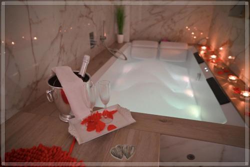 モノーポリにあるMedico Romantic Houseのバスルーム(バスタブ、ワイングラス付)
