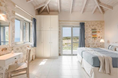 ein Schlafzimmer mit zwei Betten und einem Fenster in der Unterkunft Mounda Beach Villa in Ratzaklíon