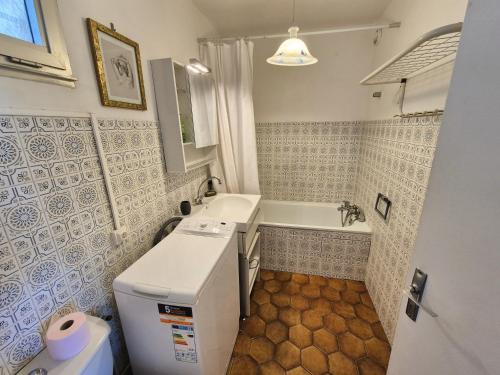 une salle de bain avec toilettes, lavabo et baignoire dans l'établissement Vue mer, plage à pied – Résidence avec piscine tennis, à Saint-Mandrier-sur-Mer