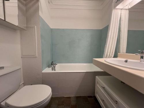 une salle de bain avec toilettes, baignoire et lavabo dans l'établissement HYECAU Studio pour 4 personnes avec vue mer sur le port d'Hyères, à Hyères
