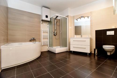 Ένα μπάνιο στο Luxury apartment Lara shared pool