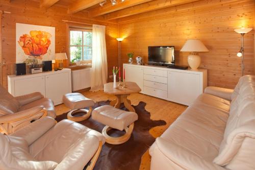 a living room with a couch and a table at Ferienhaus Alpenpanorama Chalet in Mollenberg