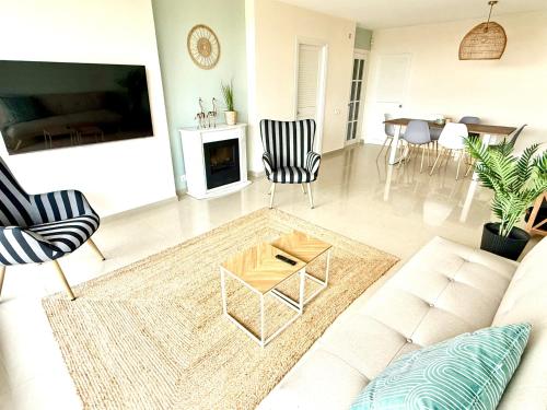 a living room with a white couch and a table at Hauzify I Apartament Grumet in Sant Feliu de Guixols