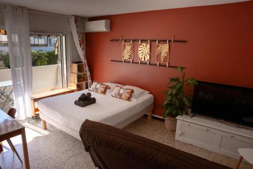 une chambre avec un lit et une télévision à écran plat dans l'établissement Very Quiet Palm Beach Studio Close Beach, à Cannes